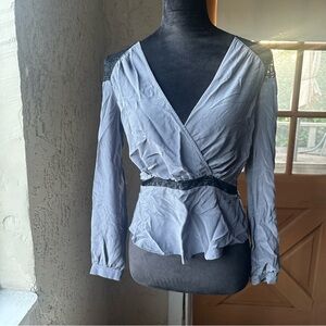 🦋 Bebe Gray Long Sleeve V Neck Peplum Cropped Blouse w/ Black Lace Details 🩶🖤